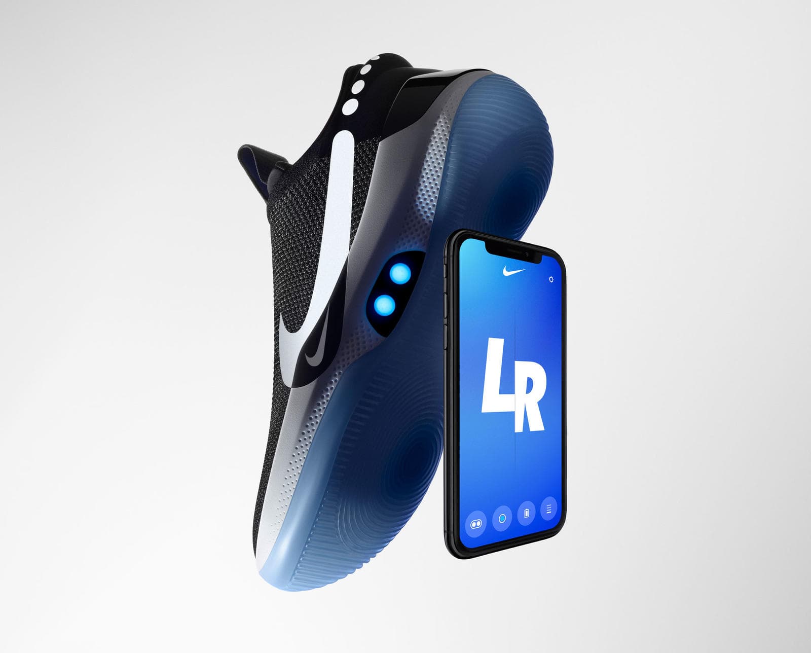 Imagen de las Nike Adapt BB con el smartphone