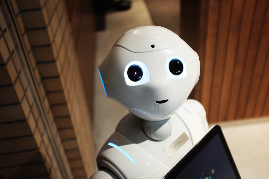 robot que representa automatización de los puestos de trabajo en la educación