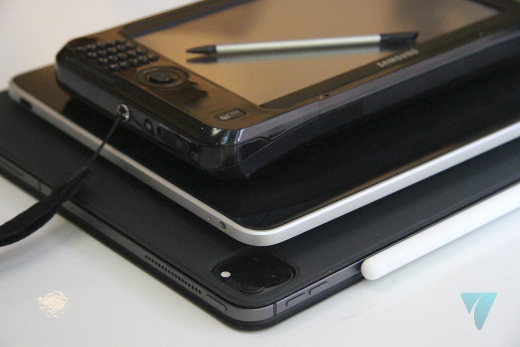Samsung Q2 Ultra, iPad 2010 y iPad Pro 2020 apilados unos encima de otros