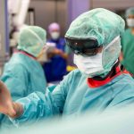 Un grupo de médicos logra realizar la primera cirugía con realidad aumentada de columna navegada holográficamente