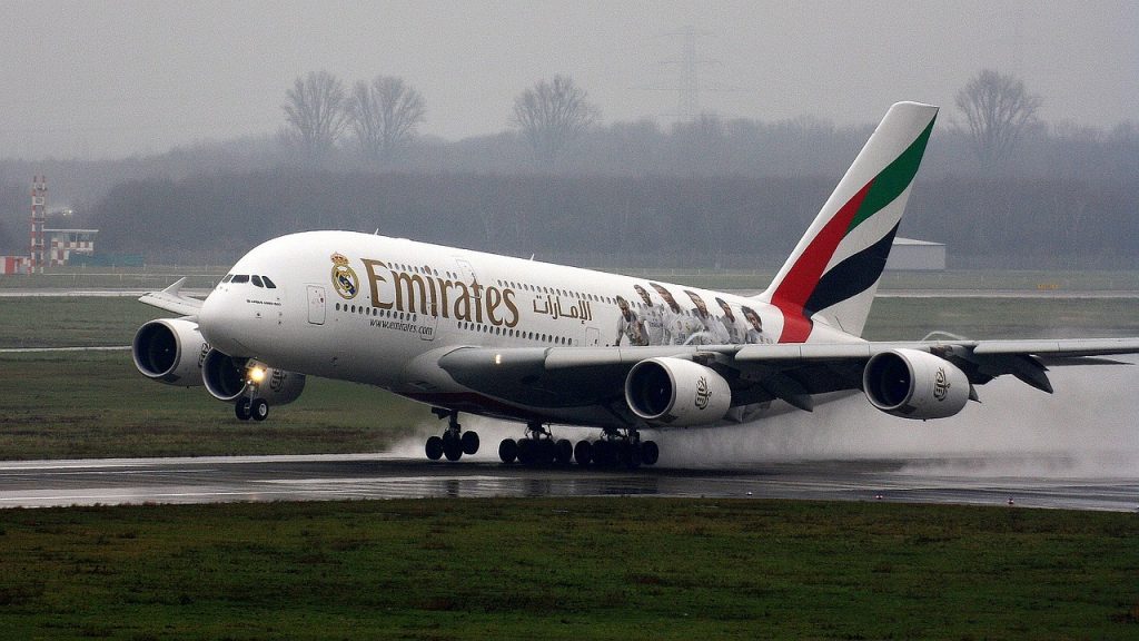 Emirates decide cancelar sus vuelos a Estados Unidos por riesgos de 5G.