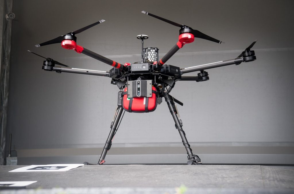 Dron de entregas de emergencias de Everdrone con equipo desfibrilador. 