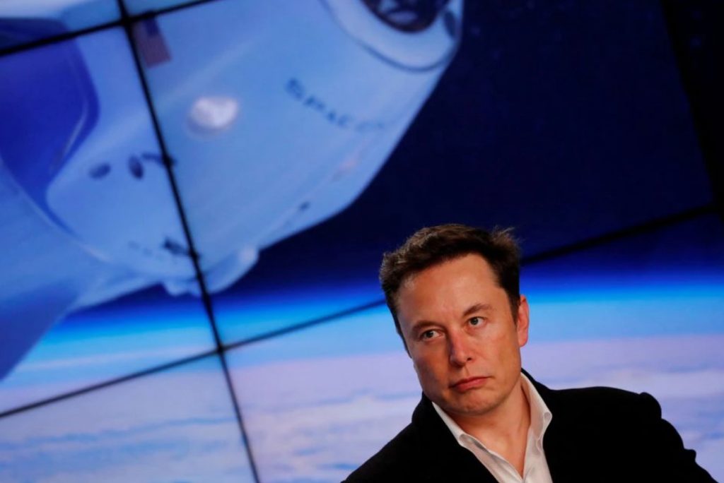 Elon Musk despide a sus empleados por criticarlo